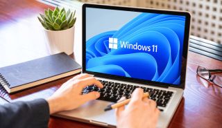 在 Apple MacBook 筆記本電腦上運(yùn)行的 Microsoft Windows 11。