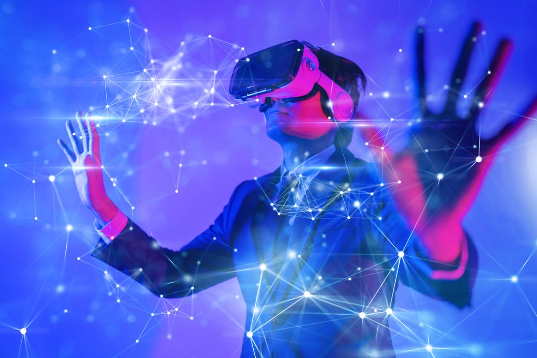 一個(gè)穿著西裝的男人戴著 VR 耳機(jī)。