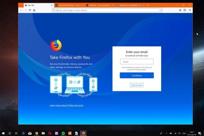 Mozilla今日面向所有支持的桌面平臺(tái)發(fā)布了Firefox 62正式版，雖然舊版本目前仍未開(kāi)放升級(jí)通道，但心急的用戶(hù)可以前往服務(wù)器下載最新版本。新版Firefox強(qiáng)化了同步功能，允許用戶(hù)斷開(kāi)服務(wù)移除收藏夾、訪問(wèn)歷史、密碼、cookies和緩存等數(shù)據(jù)。   此外，在“漢堡”菜單中新增了追蹤保護(hù)的開(kāi)關(guān)，在 開(kāi)發(fā) 者工具中引入了三個(gè)面板的窗口查看器。對(duì)于普通用戶(hù)來(lái)說(shuō)，最為重要的改進(jìn)是新標(biāo)簽的配置，自該版本開(kāi)始新標(biāo)簽頁(yè)可以配置顯示熱門(mén) 網(wǎng)站 、高亮、Pocket數(shù)據(jù)，以及選擇多少行數(shù)據(jù)顯示等等。   新版本中最為實(shí)用的改進(jìn)是位于地址欄右側(cè)的“ Clear Site Data and Cookies”選項(xiàng)，能允許用戶(hù)為已經(jīng)加載的網(wǎng)站刪除數(shù)據(jù)。這意味著該頁(yè)面的數(shù)據(jù)能夠輕松刪除，而不需要清除整個(gè)瀏覽會(huì)話。