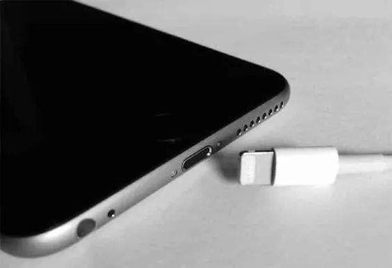 手機(jī)電量忽然掉很快？知道原因前你需要這樣做